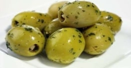 Kräutermandeln mit Oliven